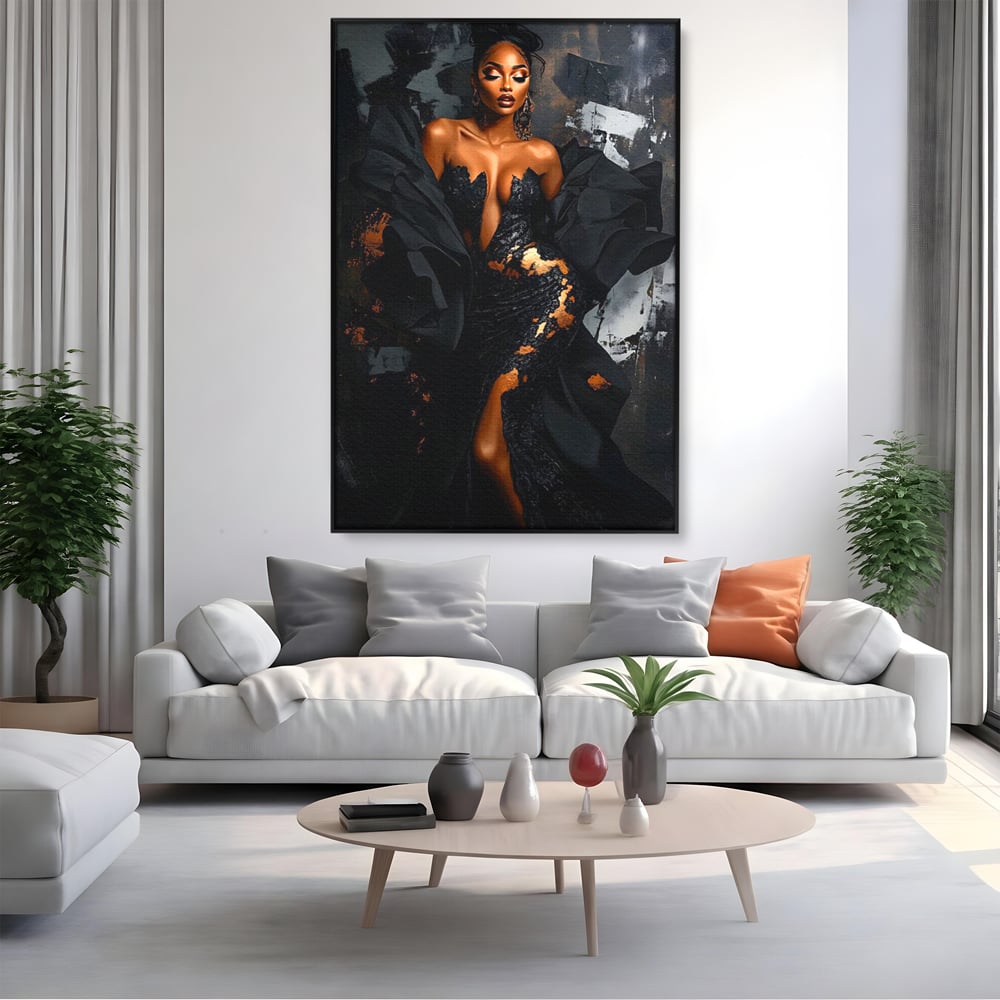 Tablou canvas cu tablou canvas cu portret de femeie, in rama de aluminiu negru, pe perete intr-un living
